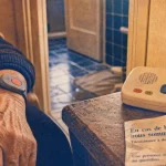 bip pour personnes agées : bracelet SOS avec bouton fixe