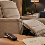 Fauteuil electrique bastide releveur en tissu beige, dossier et repose-jambes déployés